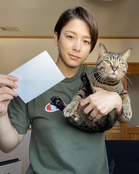 出口クリスタ Christa Deguchi 両耳潰れてるけど わいたらすぐに冷やして固定して夜泣きながら腫れてる耳下にして寝たらだいぶ綺麗に固まってくれました