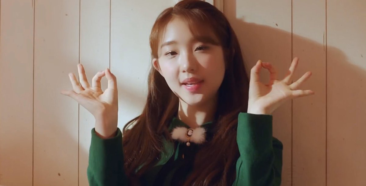 oec:this might be a coincidence, but yeojin does the odd eye circle greeting movement in the mv