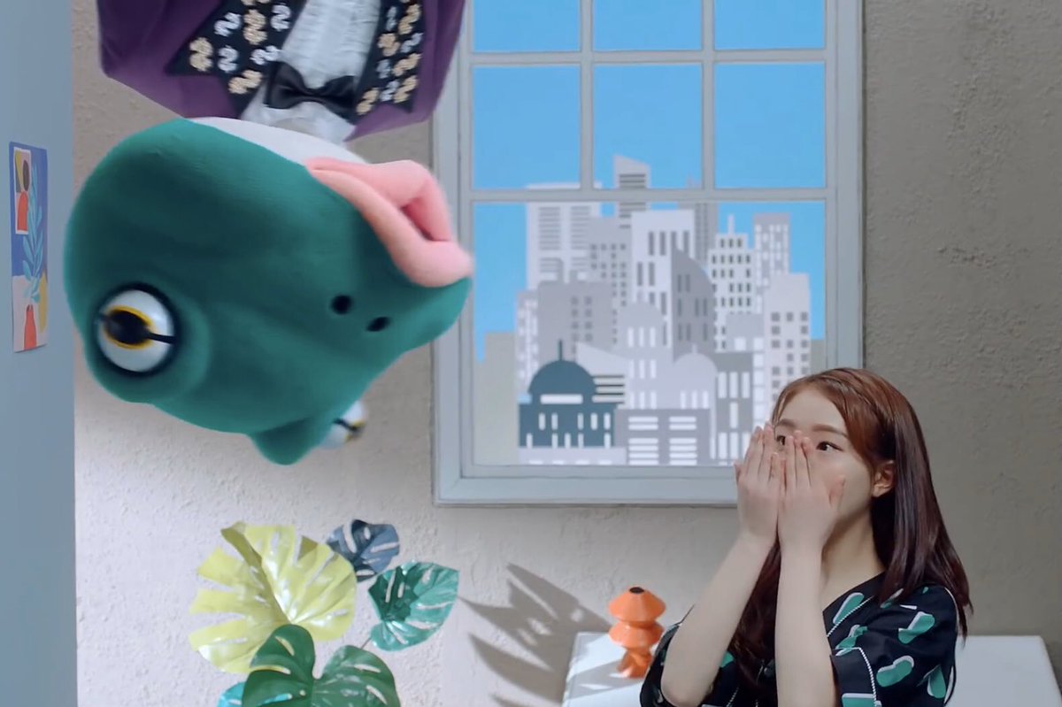 we see the frog upside down and a small round mirror, both symbols of choerry