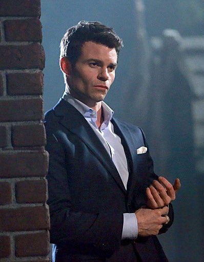 elijah mikaelson as oliver queen / green arrow