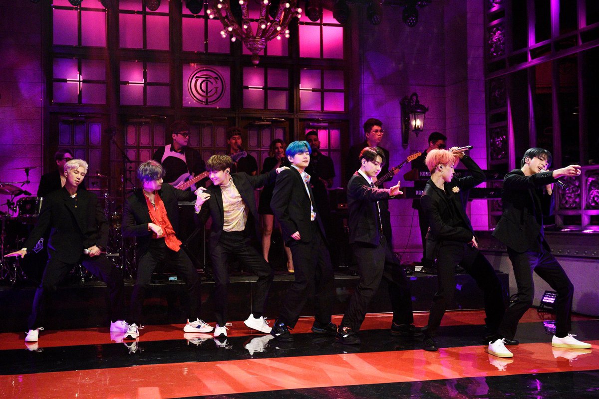 Танцующие bts. BTS SNL. BTS Saturday Night Live - SNL. БТС концерт boy with Luv. Студия БТС 2013.