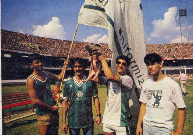 ritmodetorcida's tweet photo. #PraRecordar Em 1986 o apelido 'porco' deixava de ser uma ofensa e passou a ser adotado pelos palmeirenses. Cléo, um dos fundadores e um dos maiores nomes da Mancha Verde, entrou em campo com um porco, no clássico diante do São Paulo, acompanhado dos coirmãos da TUP. https://t.co/XowGQ1asmw