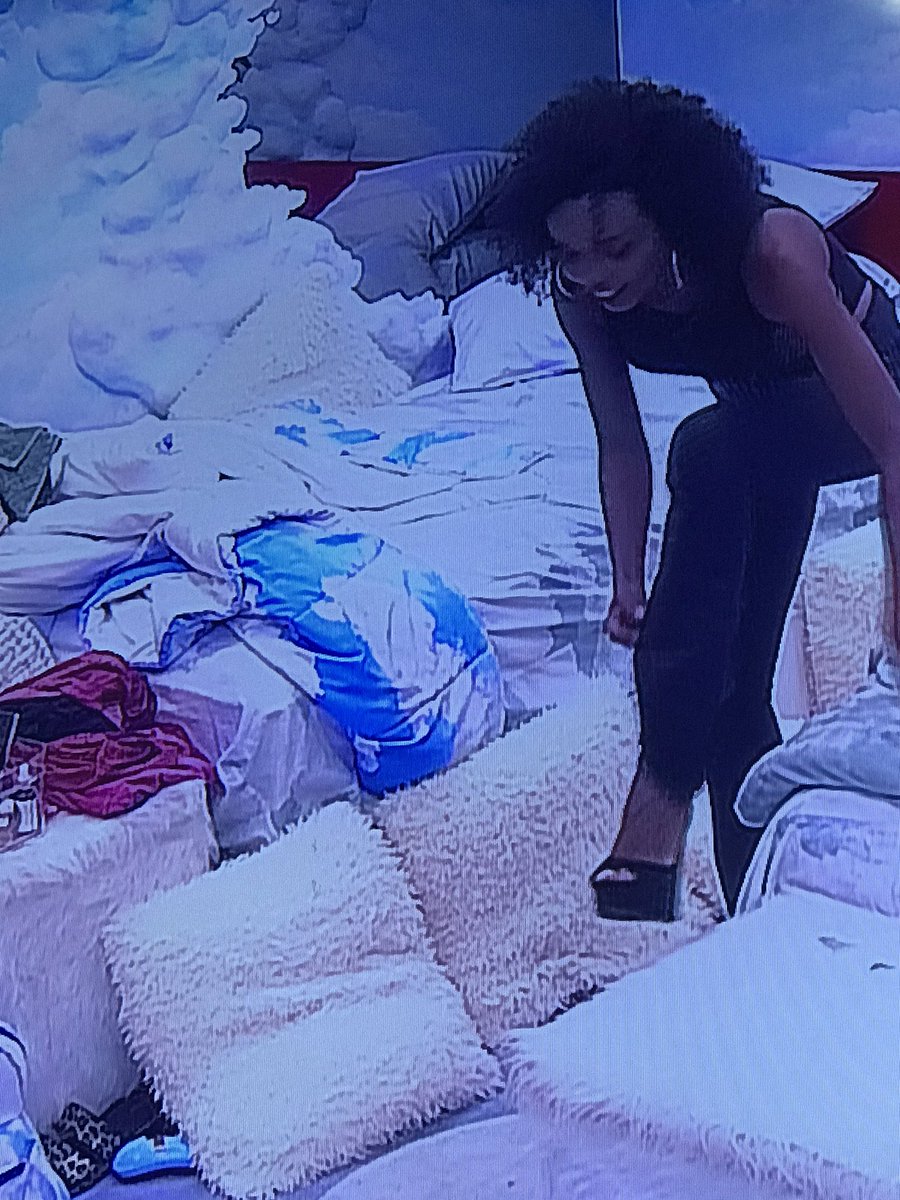 ___ayas_'s tweet photo. a thelma comemorando no quarto=tudo pra mim #BBB20 https://t.co/lvoNcvlrIZ