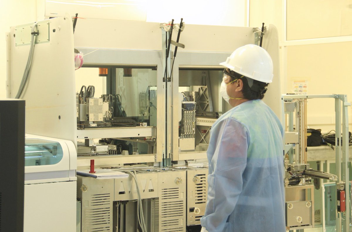 Salud_Ec's tweet photo. .@INSPI_ECUADOR podrá procesar aproximadamente 1800 muestras diarias de #COVID_19, gracias al equipo de última generación COBAS 6800, que es un instrumento de diagnóstico molecular para la entrega de resultados en menor tiempo.  #Covid_19 #QuédateEnCasa https://t.co/cdQ52yF3ve