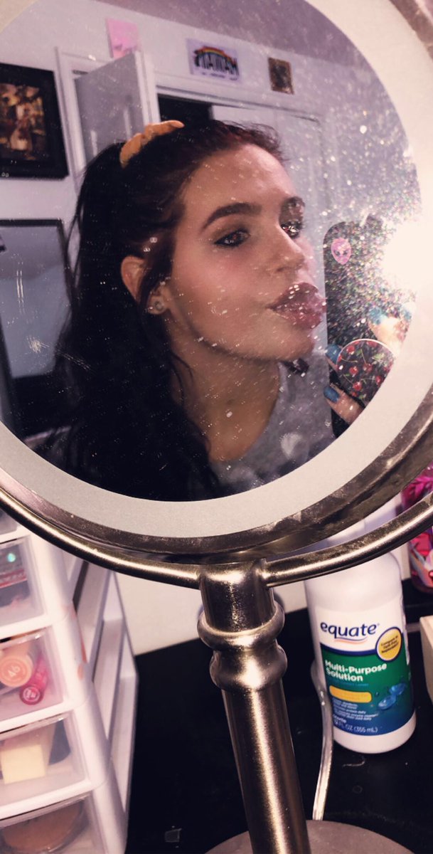 HannahGeezy's tweet photo. I should clean my mirror:/ https://t.co/ELXjxdQEER