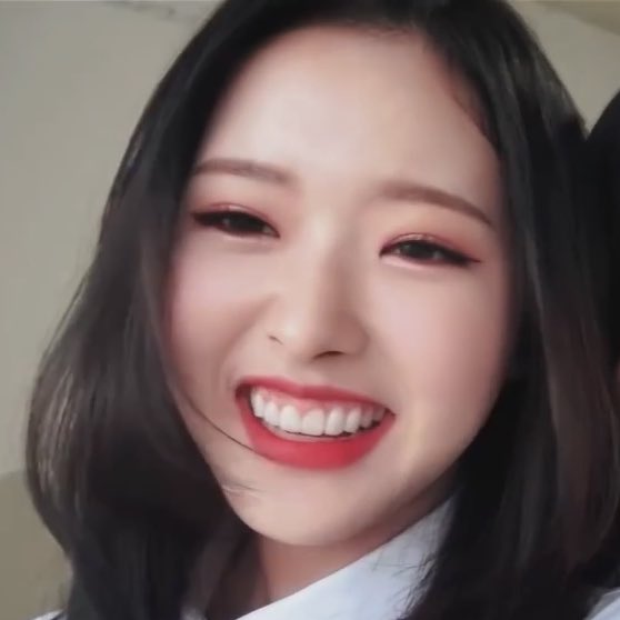 Loona's Olivia Hye as Twice's Mina, a thread;