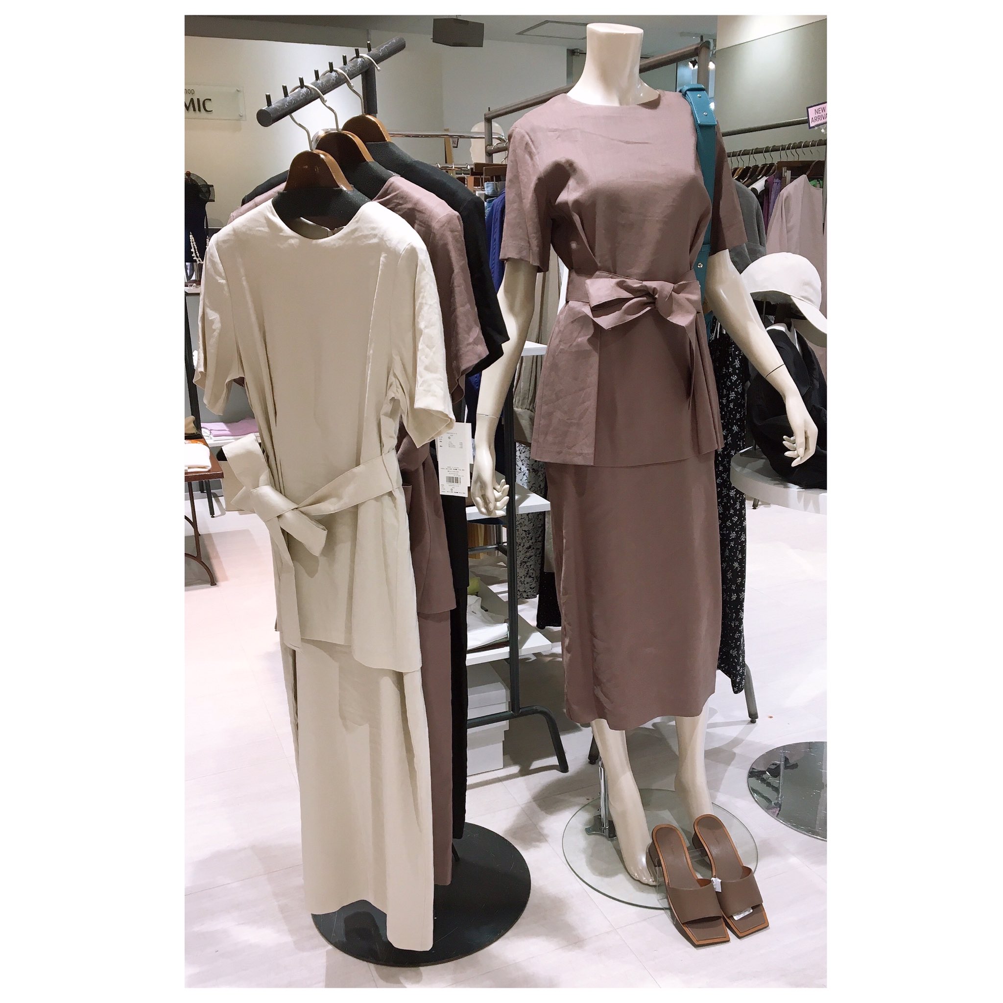 Select Shop Cosmic セレクトショップ コズミック Mila Owen ペプラムドッキングワンピース 14 300 税込 Color モカ アイボリー ブラック トップスとスカートを レイヤードしたようなデザインが ポイントのワンピース Milaowen ミラオーウェン Select Shop Cosmic セレクトショップ コズミック Mila Owen ペプラムドッキングワンピース 14 300 税込 Color モカ アイボリー ブラック トップスとスカートを レイヤードしたようなデザインが ポイントのワンピース Milaowen ミラオーウェン