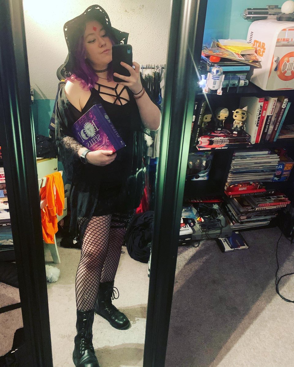 SpaceKace11's tweet photo. A little casual witchy Raven for your early Monday feed. #ravencosplay #TeenTitans https://t.co/7tOizyTWWT