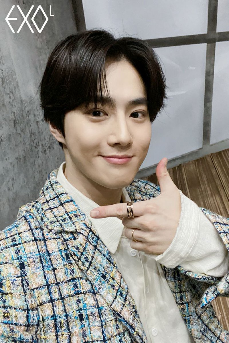 suho_deok_b's tweet photo. 200406 Lysn Only EXO-L ACE 

#Sunday #SUHO 📸
어떤 각도에도 살아남는 🐰👑
그리고 SUHO 의 자화상으로 만든 파우치 🥰

#사랑하자 #자화상 #Self_Portrait #김준면 #수호 #SUHO #金俊勉 #スホ #엑소  #EXO @weareoneEXO https://t.co/QeFoBHG56u