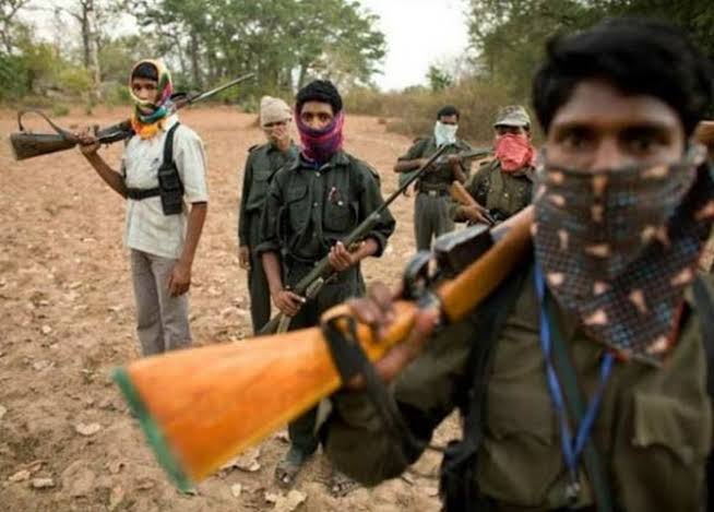 (5:45 am) – The left wing extremists opened fire on the police personnel. The elevated position gave the Naxals unparalleled advantage, not to forget the forest. As the crossfire ensued, chaos erupted as policemen desperately ran to take cover.