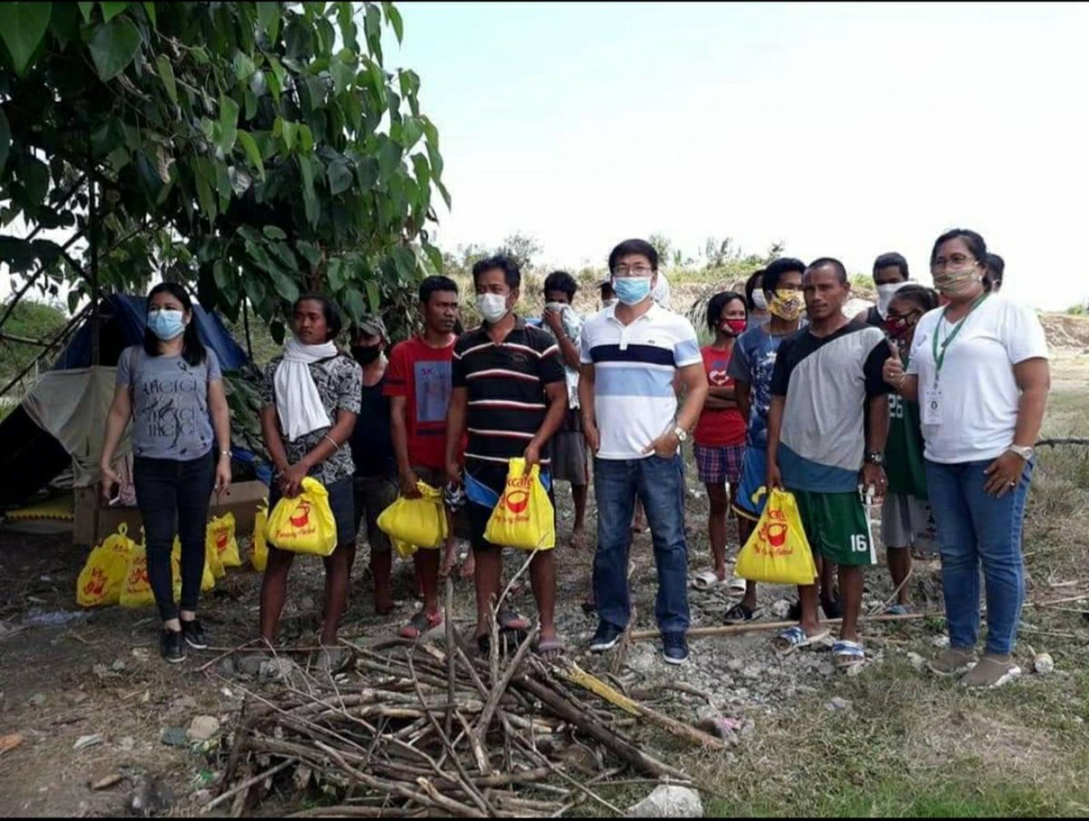 manilabulletin's tweet photo. 28 Bicolanos who walked from Manila and still stranded for several days at Barangay Silangan Mayao in Lucena City were given relief goods from J'Mar Marketing. (Photo courtesy of Engie A. Cam) | via Danny Estacio https://t.co/Gdhv9MkY8N