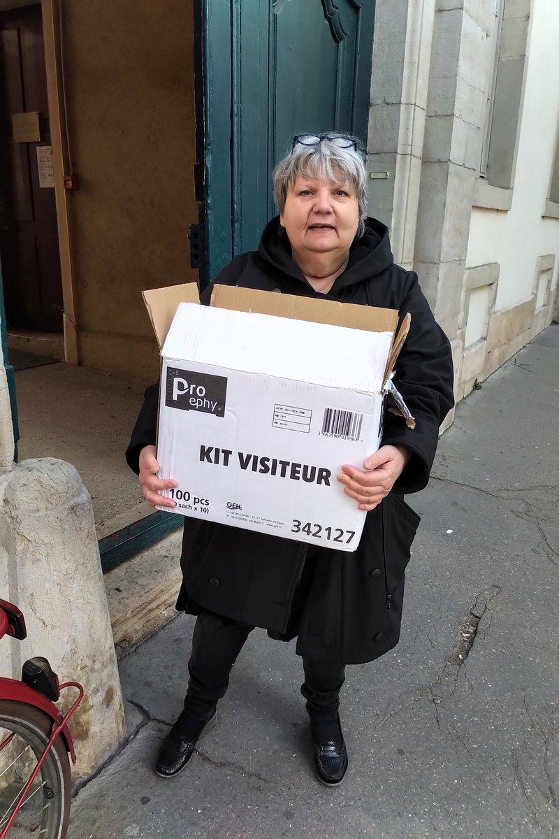 mbardou's tweet photo. #collegemarcelleparde_Dijon
Le collège Marcelle Pardé de Dijon,  par l'intermédiaire de sa principale, Madame Bégrand, a fait don au CHU Dijon-Bourgogne de tenues de protection et de gel hydroalcoolique. Merci de la part de l'ensemble du personnel du CHU. https://t.co/wJTYQy2m59