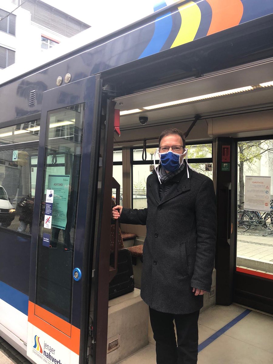 StadtwerkeJena's tweet photo. OB #ThomasNitzsche macht es vor: Ab heute gilt für euch die Tragepflicht einer Mund-Nasen-Bedeckung in den Bussen und Bahnen des #JenaerNahverkehrs.  Alle Infos zur Tragepflicht gibt's hier in unseren FAQs: https://t.co/XpjAQAIe6v https://t.co/fgmQWeCsRm