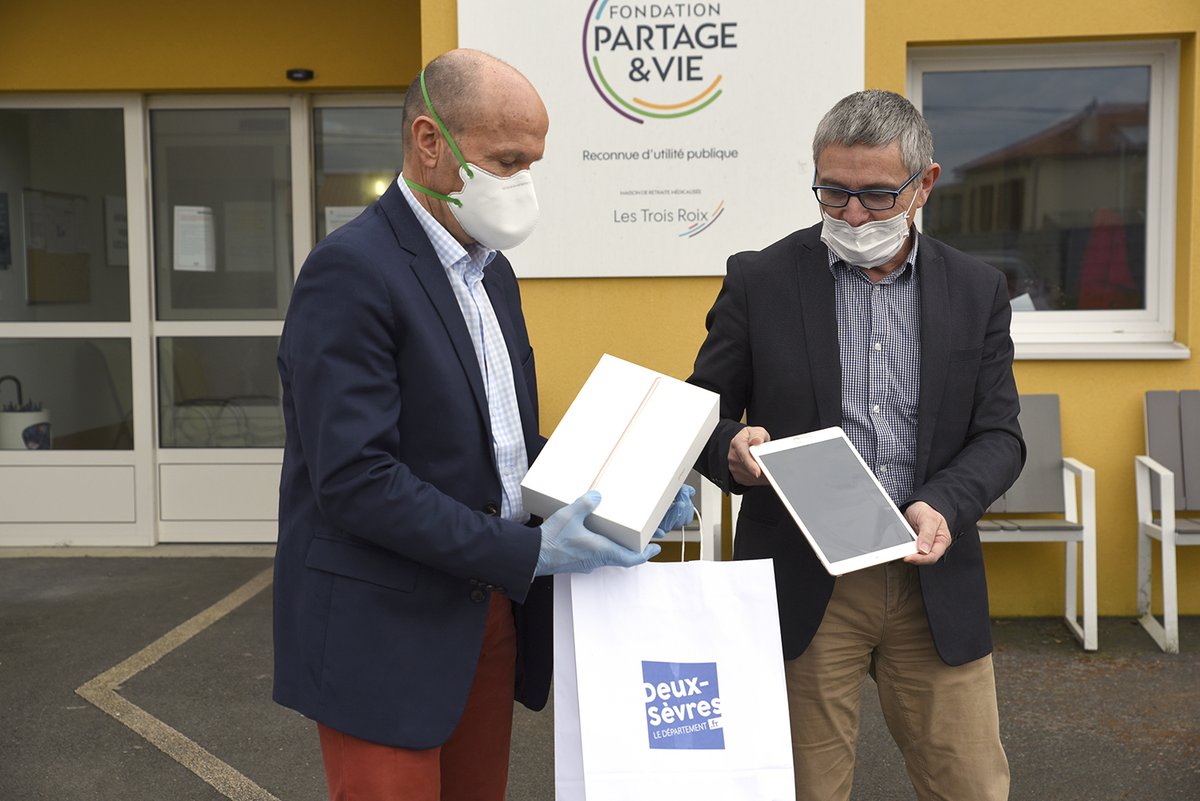DeuxSevres's tweet photo. #DeuxSevres
EHPAD, résidences autonomie, foyers de vie.

Le Département distribue 200 tablettes pour maintenir le lien entre les résidents et leurs familles.
https://t.co/ie7F8furkn https://t.co/Iw9bFIpLCG