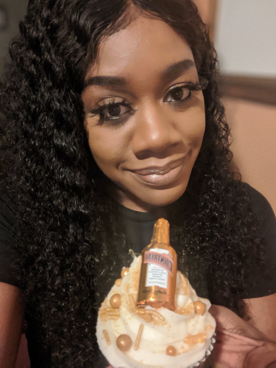 LAngel444's tweet photo. Made some chocolate cupcakes with cream cheese frosting garnished with chocolate filled liqueurs ❤️
#cupcakes #antonberg #miabellacookieco #WNY #foodpic https://t.co/OT1TemYe5n