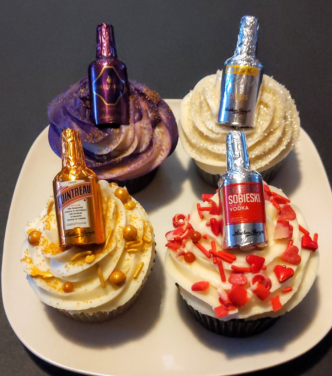 LAngel444's tweet photo. Made some chocolate cupcakes with cream cheese frosting garnished with chocolate filled liqueurs ❤️
#cupcakes #antonberg #miabellacookieco #WNY #foodpic https://t.co/OT1TemYe5n