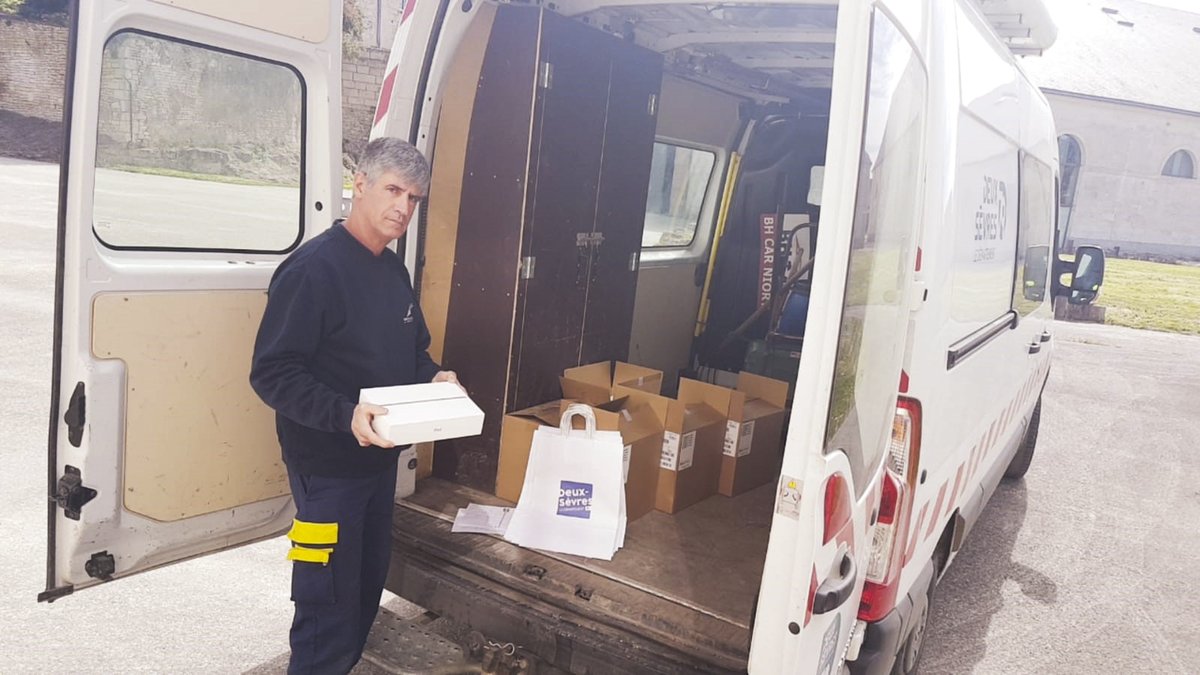 DeuxSevres's tweet photo. #DeuxSevres
EHPAD, résidences autonomie, foyers de vie.

Le Département distribue 200 tablettes pour maintenir le lien entre les résidents et leurs familles.
https://t.co/ie7F8furkn https://t.co/Iw9bFIpLCG