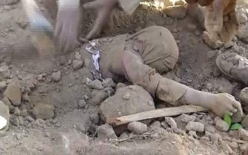 Sayyyeddd's tweet image. Yemen is still bleeding, read somewhere that this pic of recent air strike by ksa..
A kid tried to save his life but 💔💔

#Yemen