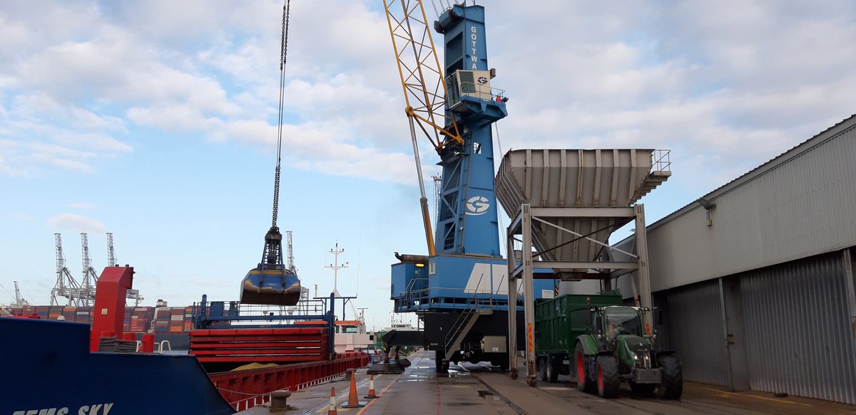 Bennett_Marine's tweet photo. Work at Southampton continues as usual. Keep up the great work

@Bennett_Marine @gp_shipping @SolentStevedore @ABPSouthampton 

#fertilizer #KeepBritainTrading #imports #shipping https://t.co/ZAZqQnuHzn