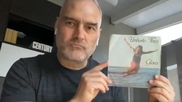 #Palermo, #giornalisti cantano contro il #Coronavirus: il video sulle note di "#Gloria" gds.it/video/societa/…