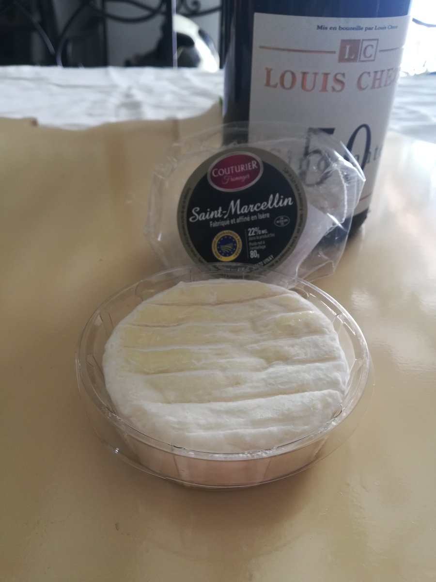  #CheeseThreadEt on passe à son cousin, le Saint-Marcellin. Bien que plus petit, il possède plus de caractère, et se décline en version plutot sèche ou bien coulant! Y'en a pour tous les gouts!