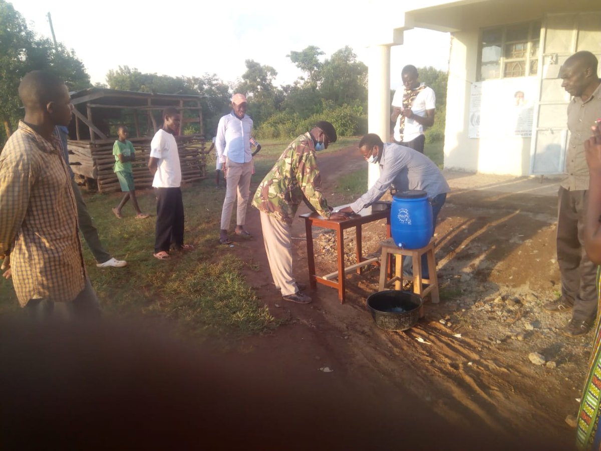 wadadia's tweet image. Our Siaya Field Officer, Mr. V.Juma is stepping up to fight #Covid_19, as we work to prevent the spread of the pandemic. He takes time to make cloth faces masks &amp;amp; distribute them for free!!! We are extremely thankful to our field team, for keeping our communities informed &amp;amp; safe.