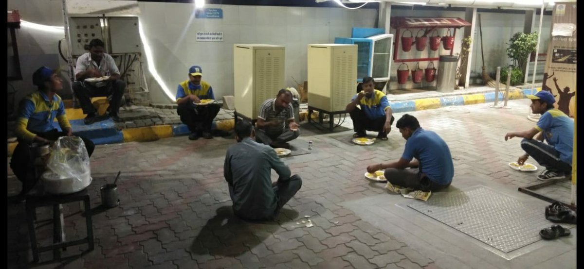 BPCLRetailMtr's tweet photo. #BPCL #COCO #Bp35 Noida U.P. is providing food to drivers /needy people & dsms in night.
#IndiaFightsCoronavirus
@BPCLimited
@BPCLRetail
@rajeevj231274
@SupratimB1 https://t.co/Fdz8MkOJDg