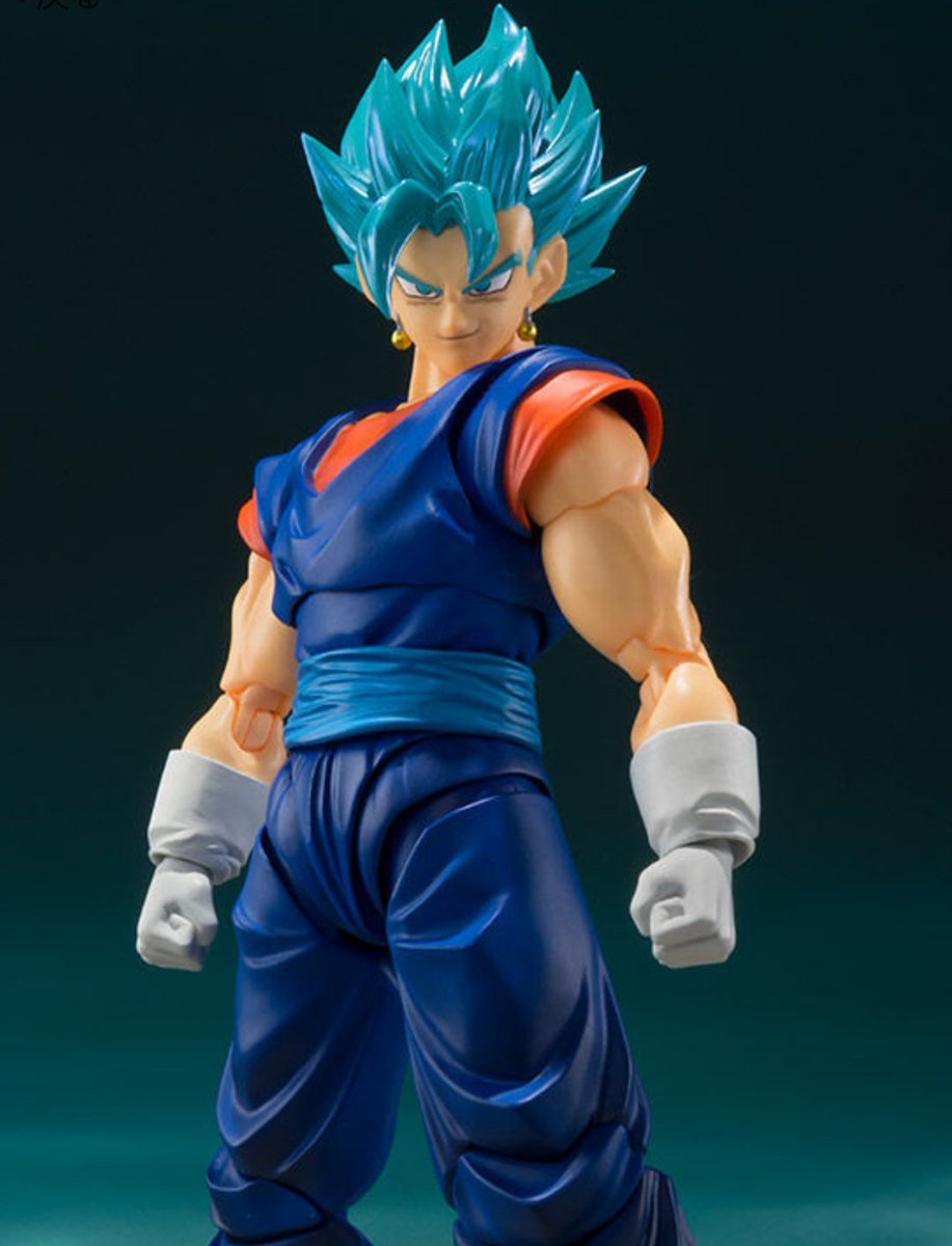 V字のネックラインが浅すぎる
これならまだ旧版のほうが良かった 