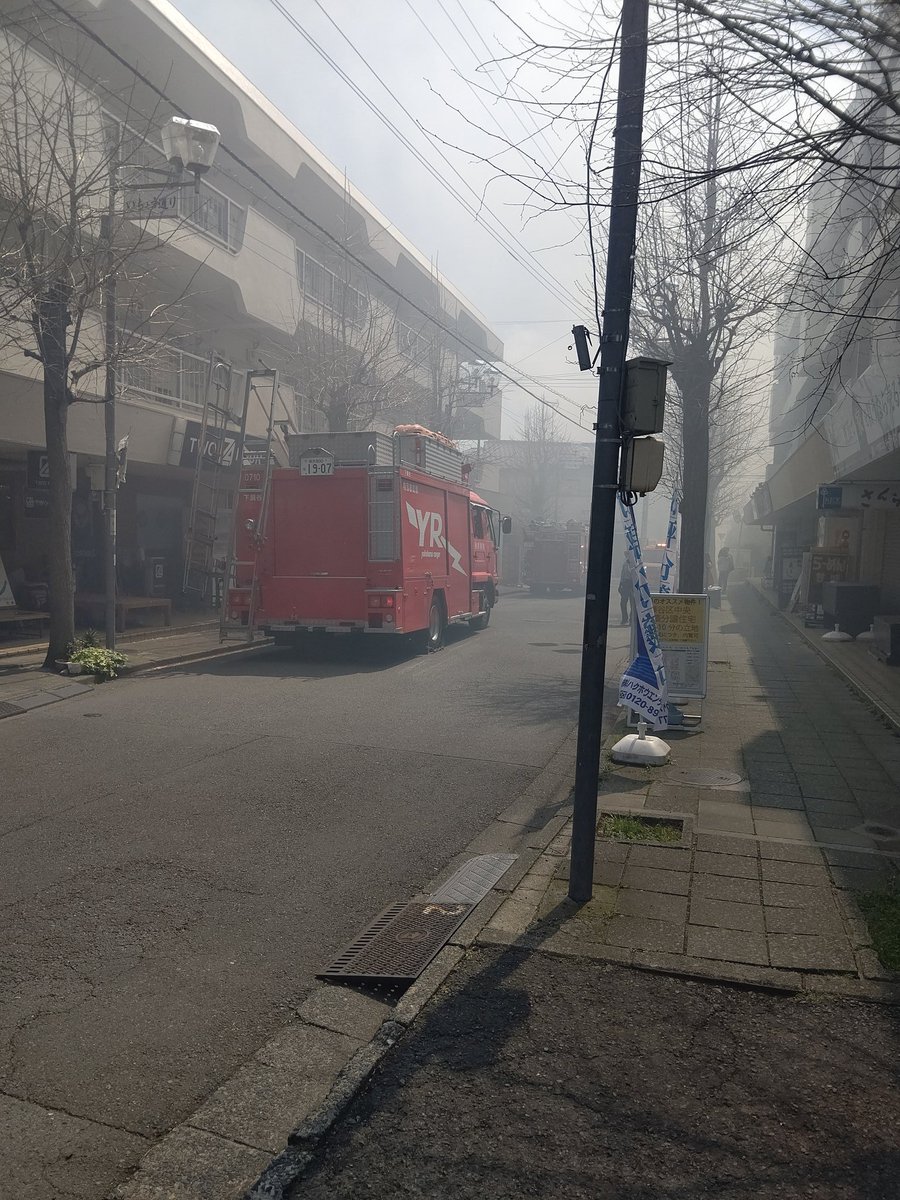 ট ইট র こうた これか 瀬谷駅の火事は 白煙すごかった 現場は 狭い路地の中の家みたい 物々しいな ゚d゚ 神奈川県 瀬谷区 火事 救急 警察 横浜市 T Co V7mxzepw5g