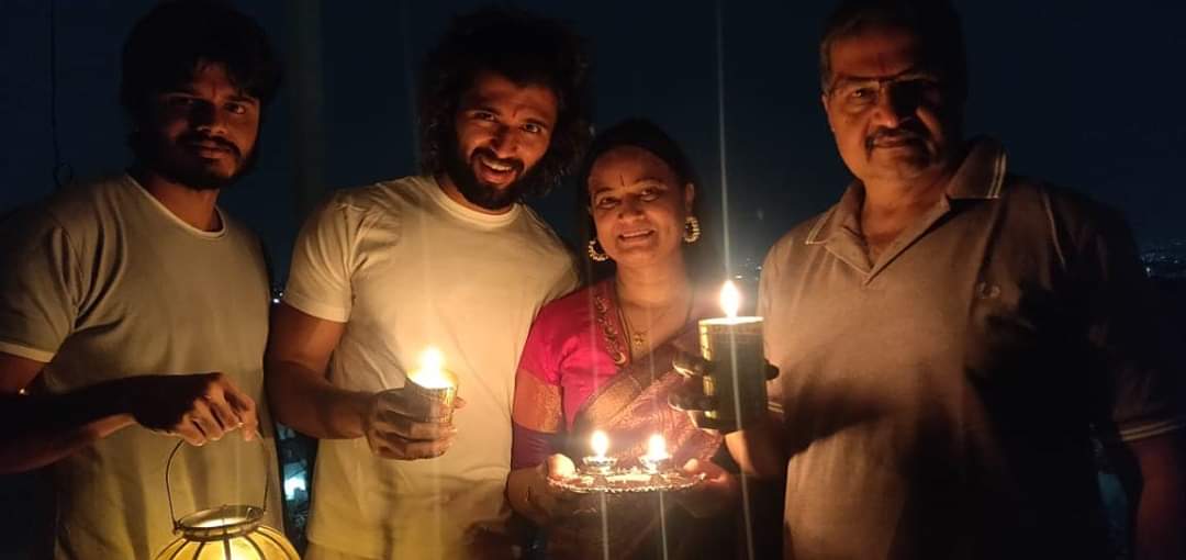 #VijayDeverakonda & #ananddeverkonda participated in #LightForIndia campaign with family.
 
#iSupportLampLighting #9baje9minute #worldfamouslover #VD10 #Fighter #lockdowneffect