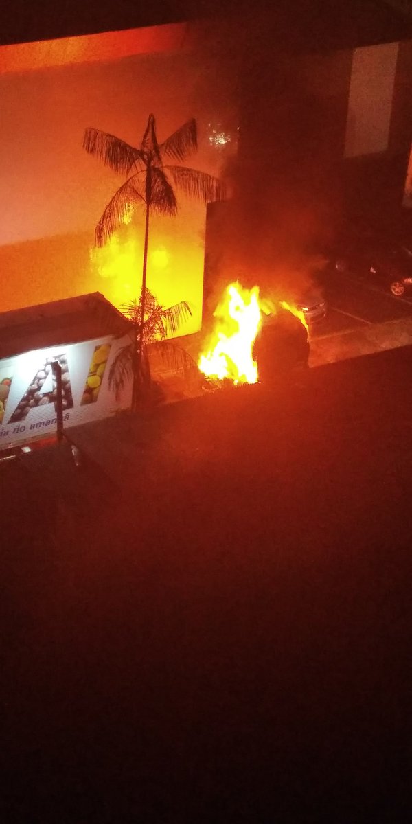 RogerioSolima's tweet photo. @BelemNoticiass @TVLiberal 
Bombeiros pelo amor de deus https://t.co/FBumfKgzfy