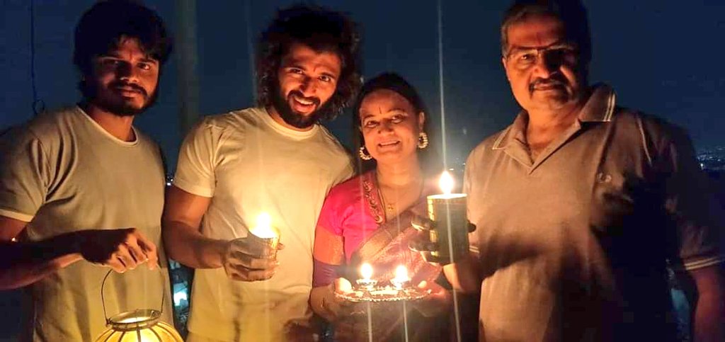 baraju_SuperHit's tweet photo. #VijayDeverakonda & @ananddeverkonda participated in #LightForIndia campaign with family.
#iSupportLampLighting
#9pm9minutes #IndiaFightsCorona https://t.co/JvJBH4vr5u