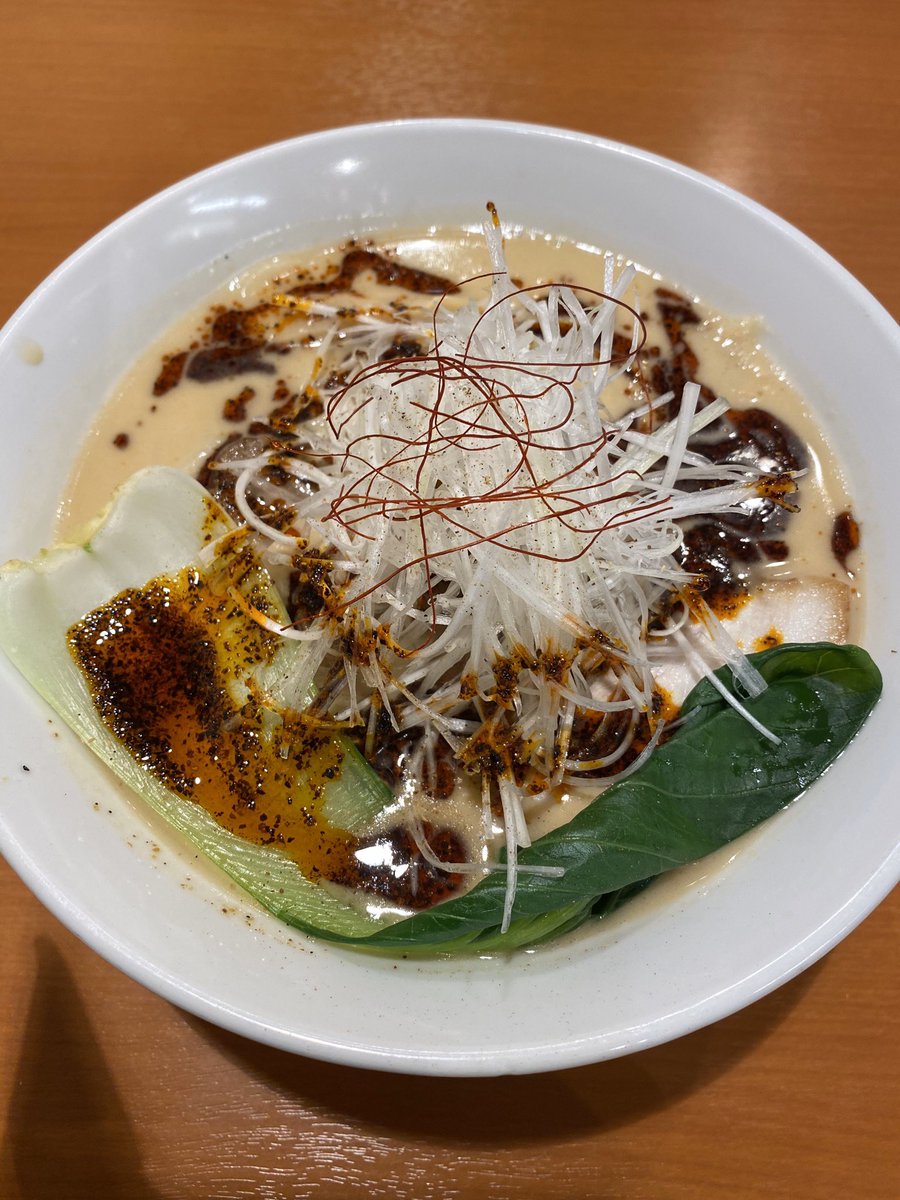 七味 A Twitter 稲毛の 大衆中華そば喜楽 で坦々麺 豚チャーシュートッピング を食べました W 胡麻 の主張が強そうなスープに見えるけど 白髪ネギの下に肉味噌が隠れているので それを溶かせばよく見る坦々麺の色合いに 胡麻のまろやかさとラー油のピリッとした