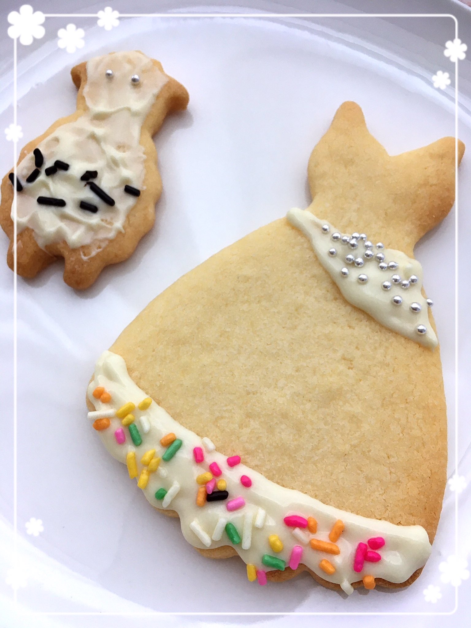Moca 子供一緒にまたデコレーション 今回はアイシングクッキー用に作っておいたコルネを使用したらやはりキレイに塗れた 左の羊はスプーンで 集中してアイシングクッキー作りたい けどまずクリーム作る時間がない お菓子作り クッキー