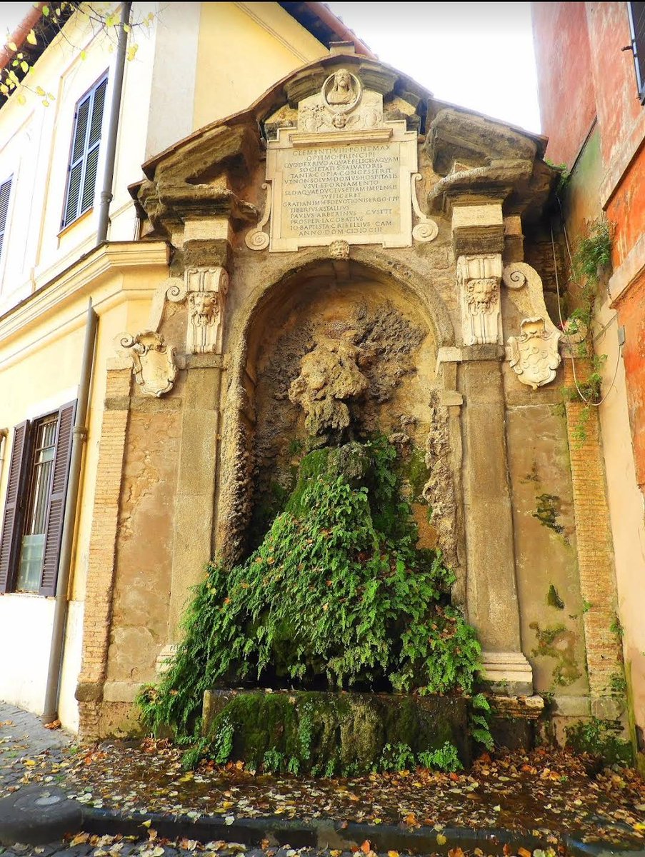 Un pórtico imperial, parcialmente restaurado, se cree de la época Flavia, y una fuente rústica del Renacimiento. Sugiero entrar y recorrer ese jardín.