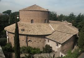 Vamos a llegar ahora a una de las iglesias más hermosas de Roma: San Stefano in rotondo. Bella por su particular forma, su luminosidad, los frescos llenos de alegorías a martirios de santos, y ser la iglesia de San Pío de Pietralcina. Parte de sus reliquias residen aquí.