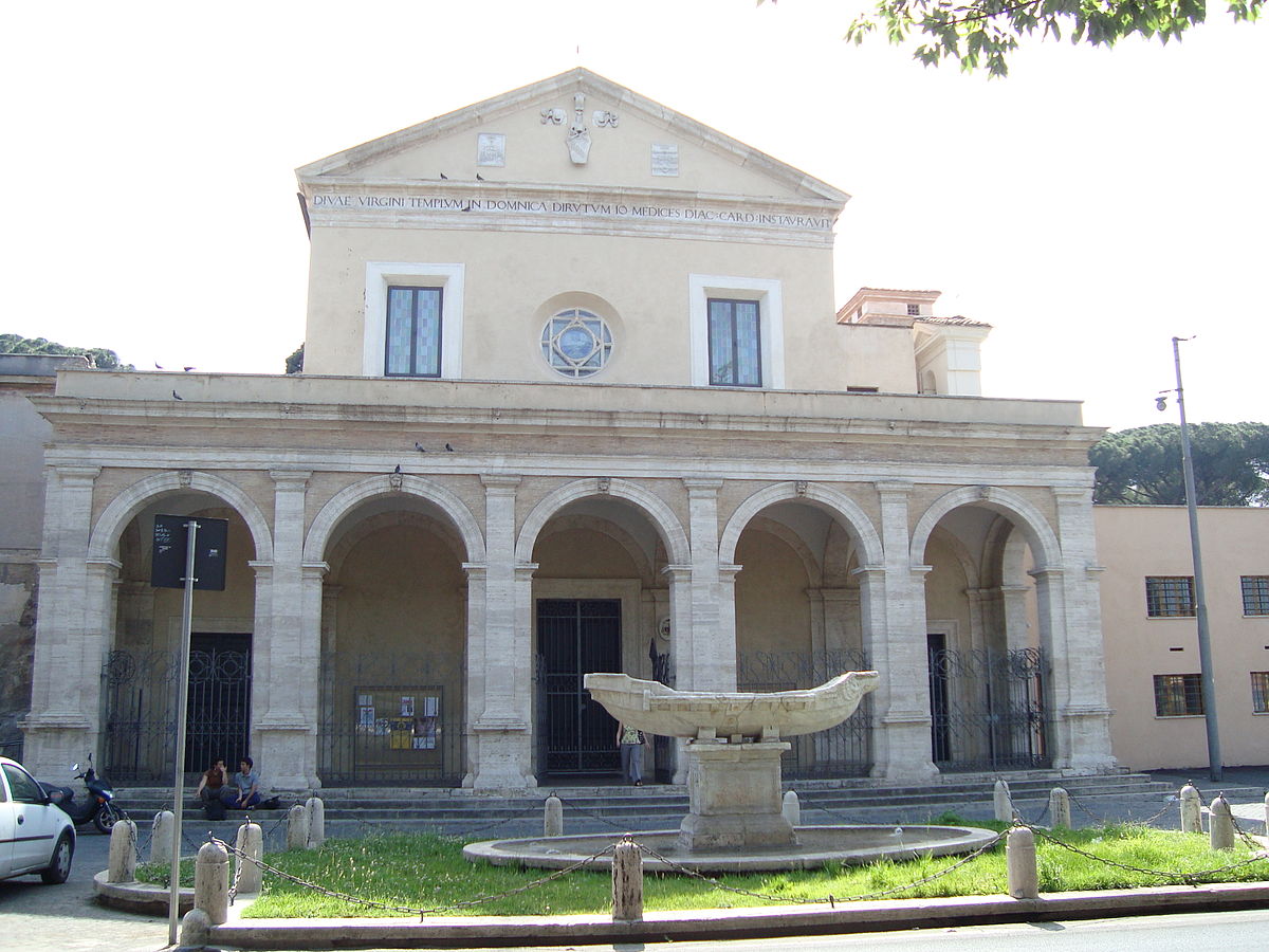 A pocos metros, otra iglesia más (en Roma hay más de 900 iglesias y oratorios). Santa María in Dominica. Iglesia paleocristiana, famosa por sus mosaicos y la Fontana de la Navicella en su entrada. Lamentablemente sus horarios de ingreso son muy acotados.