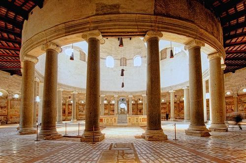 Vamos a llegar ahora a una de las iglesias más hermosas de Roma: San Stefano in rotondo. Bella por su particular forma, su luminosidad, los frescos llenos de alegorías a martirios de santos, y ser la iglesia de San Pío de Pietralcina. Parte de sus reliquias residen aquí.