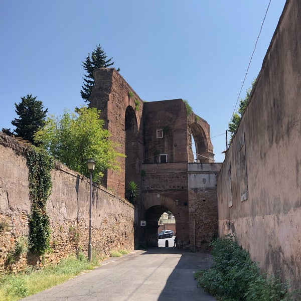 A pocos metros está el arco de Dolabella. Este arco forma parte del acueducto de Claudio, que terminó Nerón, y llevaba agua a Roma, y el esposo de Agripina la "secuestró" para su Domus Aurea