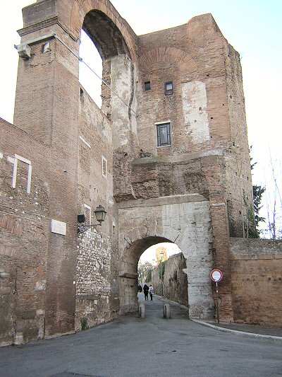 A pocos metros está el arco de Dolabella. Este arco forma parte del acueducto de Claudio, que terminó Nerón, y llevaba agua a Roma, y el esposo de Agripina la "secuestró" para su Domus Aurea