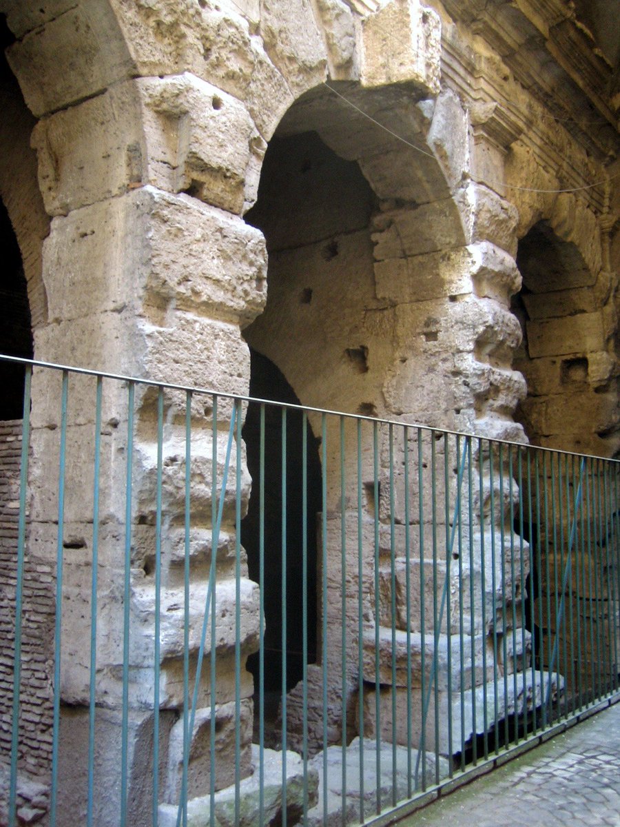 Si caminamos por la calle desdw el arco de Dolabella, recorreremos el Clivo de Scauro. Con forma de arbotantes góticos, eran partes de las paredes del templo del Divo Claudio, del que hoy sólo quedan paredes.