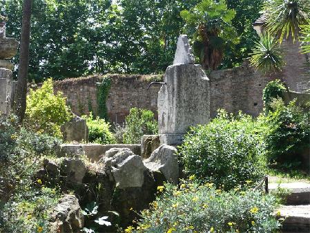 Sugiero volver hacia atrás, e ingresar, al lado de Santa María in Dominica, a uno de los parques más bellos para los romanos, la Villa Celimontana. Llena de arboles, juegos y esculturas, destacamos dos puntos: