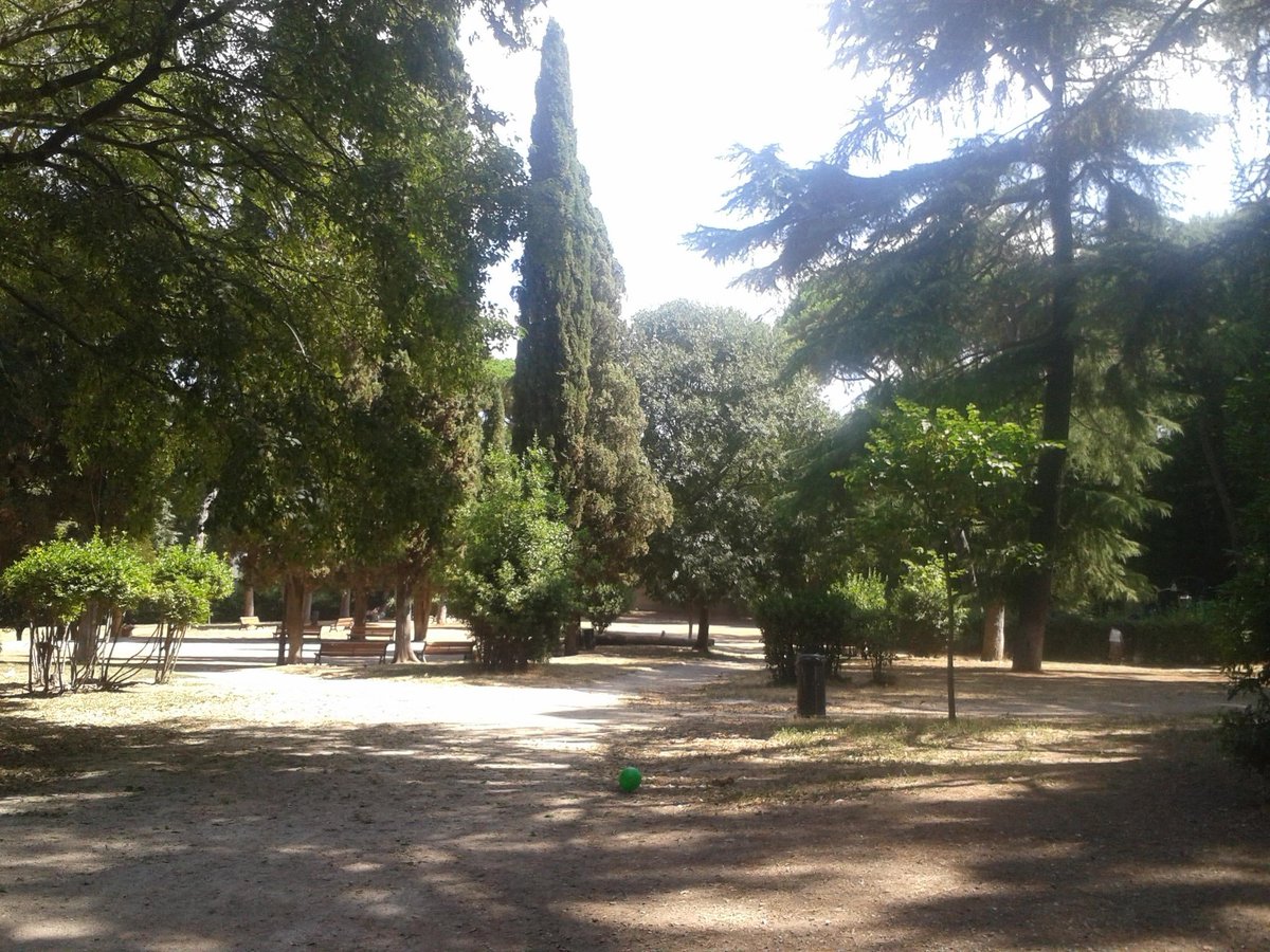 Tomando Vía San Sebastiano, llegamos al los límites antiguos de la ciudad. Allí está el parque de los Escipiones. Con entrada previa, podemos ver las tumbas de esta familia patricia, incluso el gran féretros de Escipión Barabato.