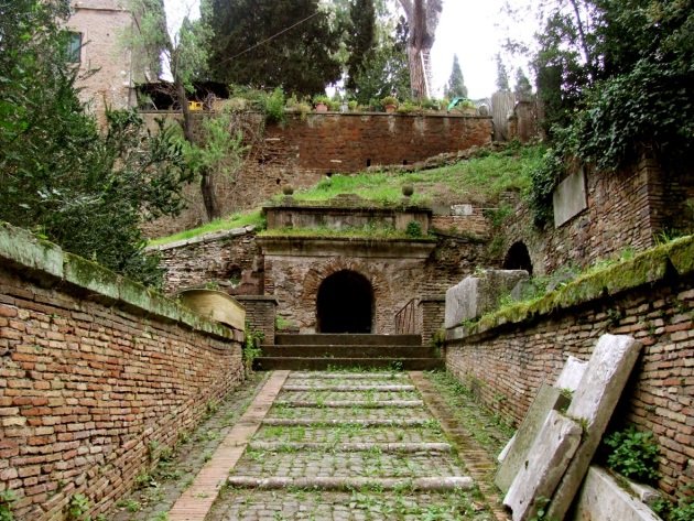 Tomando Vía San Sebastiano, llegamos al los límites antiguos de la ciudad. Allí está el parque de los Escipiones. Con entrada previa, podemos ver las tumbas de esta familia patricia, incluso el gran féretros de Escipión Barabato.