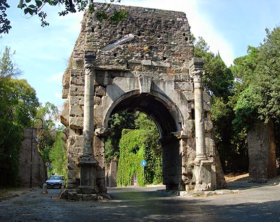 Por la misma calle está el arco de Druso, dedicado por Augusto a uno de sus más grandes generales.