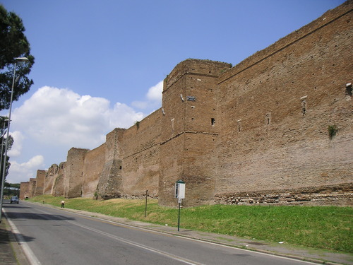 Y la puerta de San Sebastiano, donde puede apreciarse la enorme e imponente muralla Aureliana, y se encuentra el Museo del muro.