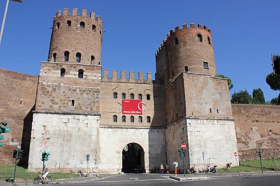 Y la puerta de San Sebastiano, donde puede apreciarse la enorme e imponente muralla Aureliana, y se encuentra el Museo del muro.