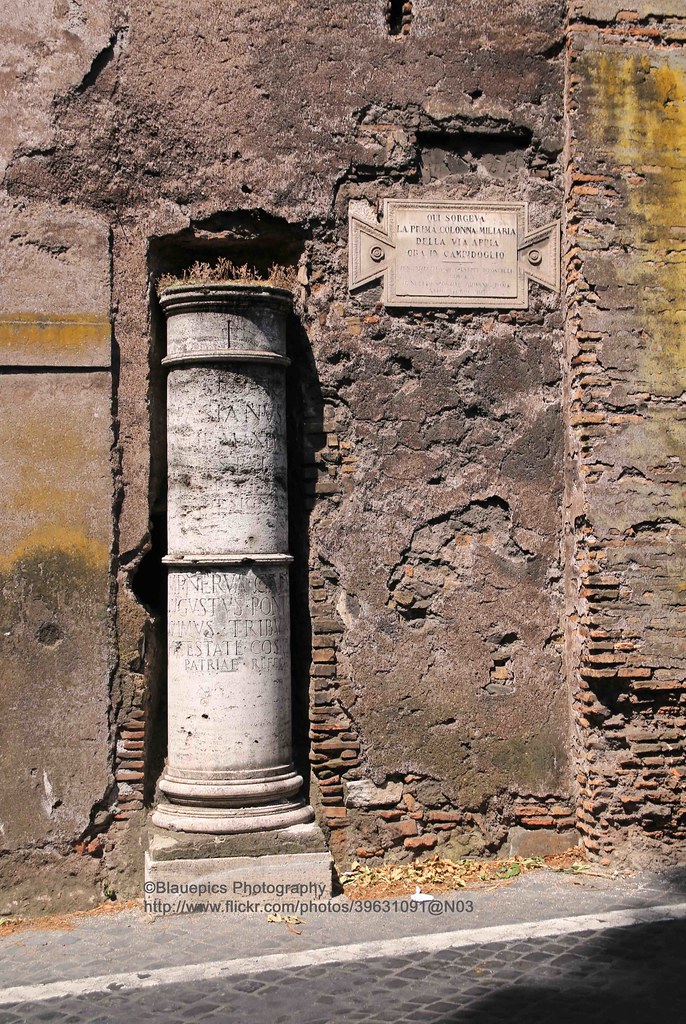 Ahora entramos en la Vía Appia antigua. La Regina Viarum. Una columna de la época italiana marca el inicio de esta vía. Unos metros más adelante, una tumba llamada sepulcro de Geta. Será del hijo de Septimio?