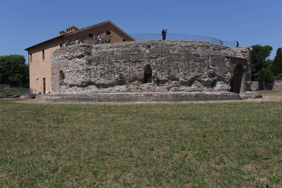 Metros más adelante, siguiendo la Vía Appia antigua, vemos más Villa del emperador Magencio, con el enorme espacio para el circo que él construyó, y la tumba a su hijo Rómulo.