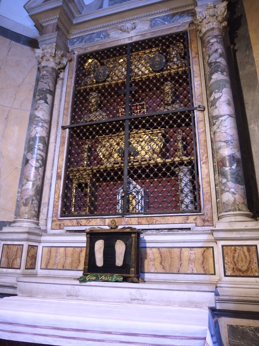La Iglesia San Sebastiano fuori le mure es muy bonita, y tiene reliquias (incluso otra marca de los pies de Jesús), y acceso a las catacumbas de San Sebastiano. Una columna extraña decora el frente de la iglesia.